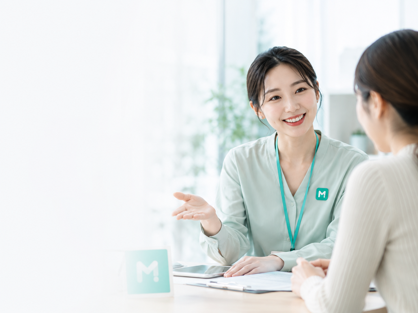 모두넷 전문 상담사가 고객에게 청소 이사 인테리어 자동차 건강 보험 등 생활서비스 정보와 선택 기준을 안내하는 모습